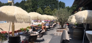Loungeterras zonovergoten tijdens zomerfestijn 2018